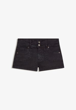 Zwarte denim shorts met dubbele knoopsluiting, zakken aan de voorkant en kleine metalen klinknagels op de zakken, weergegeven op een witte achtergrond.