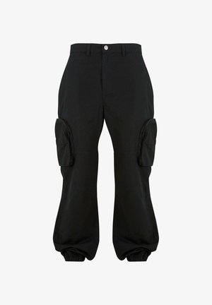 Svart cargo-byxor med en avslappnad passform, som har två sidofickor, elastiska muddarna vid anklarna, och ett knappstängning i midjan.