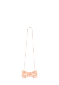 Väskan i roséguld har en bågformad design i slätt material och en tunn kedjesnodd. Den har en central knut och texturerade detaljer på bågen.