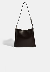 Sac à main en cuir noir avec un sommet incurvé, une seule bandoulière réglable et un design minimaliste. Texture lisse avec des accents en matériel doré.