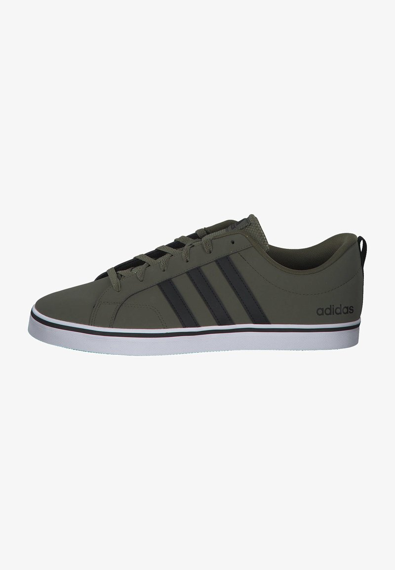 Oliwkowe sneakersy z gładką cholewką, czarnymi skórzanymi paskami, czarnymi sznurówkami, wyściełanym kołnierzem, białą podeszwą środkową oraz subtelnym logo na boku.
