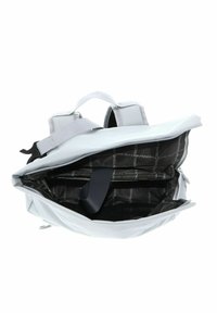 Sac à dos gris clair avec un intérieur spacieux, doté d'une doublure noire à motifs, de bretelles ajustables et d'une fermeture éclair supérieure pour un accès facile.