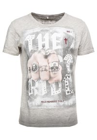 Camiseta de algodón gris con un gráfico de un puño tatuado, texto "THE RIDE", estrellas y acentos. Cuello redondo y mangas cortas.