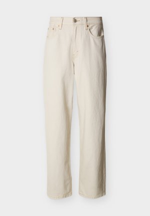 Ecru dżinsy o prostych nogawkach z wysokim stanem, zapinane na guzik i suwak, z kieszeniami z przodu i z tyłu oraz widocznymi przeszyciami.