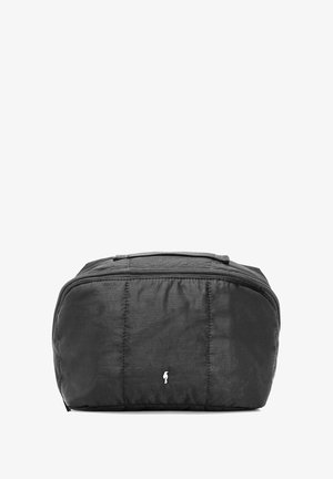 Czarna nylonowa torba o miękkiej, wyściełanej fakturze. Posiada górny zamek błyskawiczny oraz detal z logo na froncie. Prostokątny kształt, kompaktowy design.