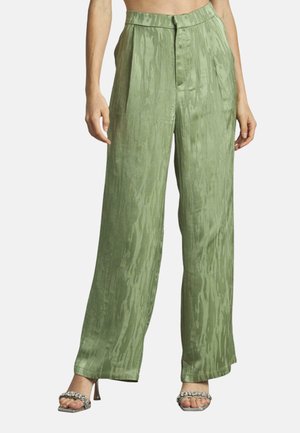 Pantaloni a gamba larga verde chiaro realizzati in tessuto morbido con un motivo strutturato e vita alta, dotati di chiusura frontale con bottone e tasche laterali.