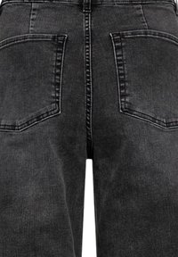 Vue arrière d'un jean en denim gris foncé montrant deux poches carrées avec des coutures et une couture centrale.