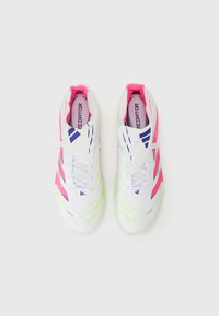 Hvide atletiske sko med pink og grønne detaljer, der har teksturerede striber og snørebåndsdesign. Lette, syntetiske materialer.