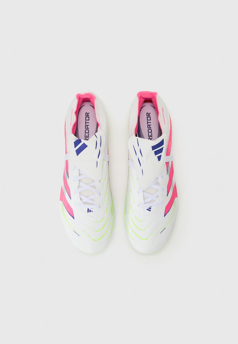 Witte sportieve schoenen met roze en groene accenten, voorzien van gestructureerde strepen en een vetersluiting. Lichte, synthetische materialen.
