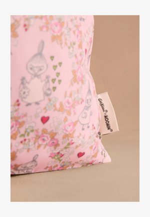Roze stof met bloemen- en hartmotieven, met kleine cartoonfiguren en een wit label waarop "Cath Kidston x MOOMIN" staat.