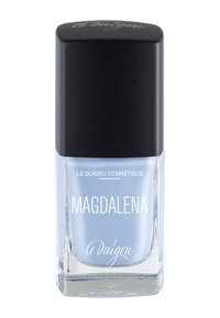 Hellblauer Nagellack in einer transparenten Glasflasche, quadratische Form mit einem schwarzen Deckel. Auf dem Etikett steht "MAGDALENA" in weißem Text.