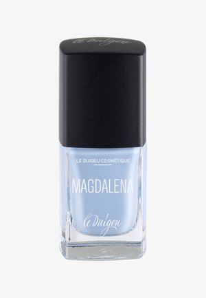 Smalto per unghie blu chiaro in una bottiglia di vetro trasparente, forma quadrata con un tappo nero. L'etichetta riporta la scritta "MAGDALENA" in testo bianco.