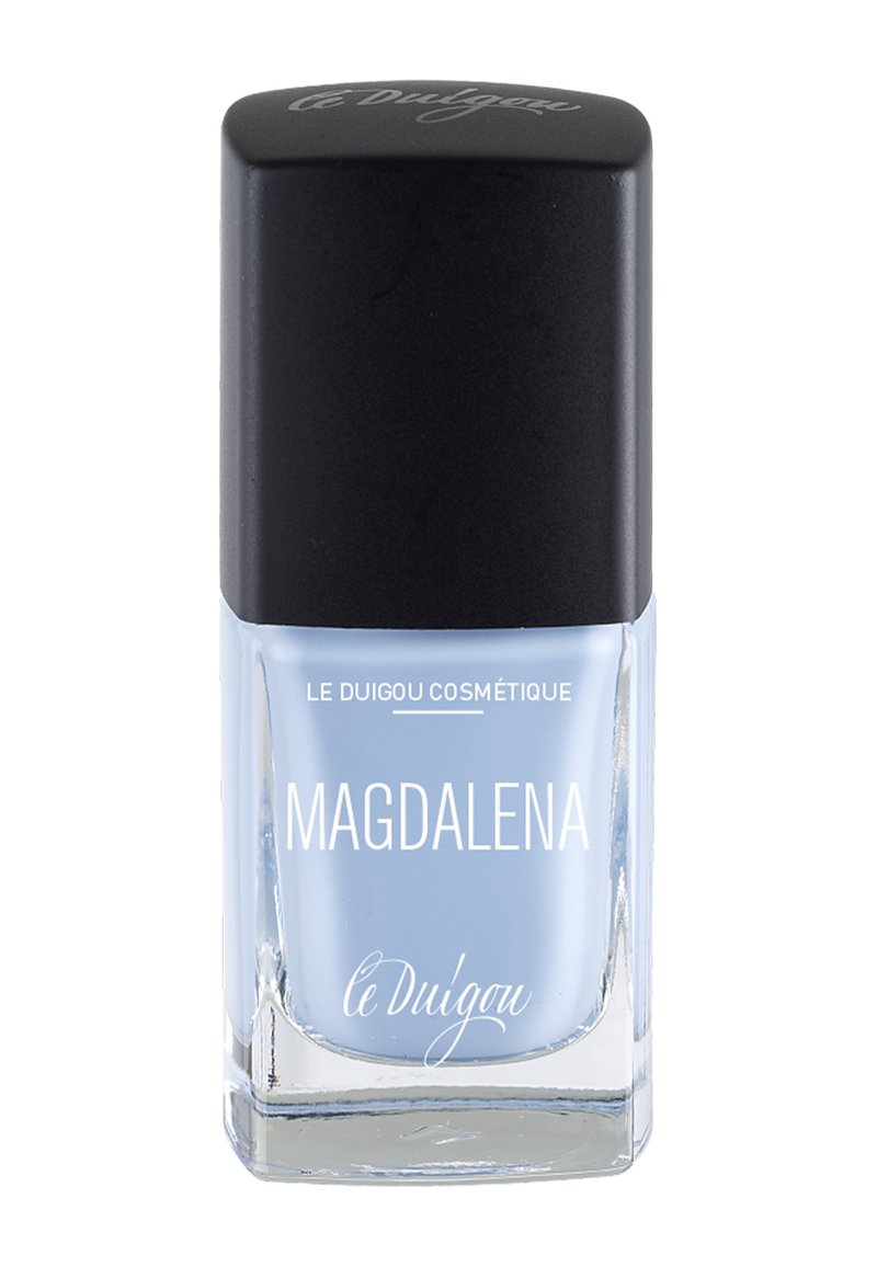Hellblauer Nagellack in einer transparenten Glasflasche, quadratische Form mit einem schwarzen Deckel. Auf dem Etikett steht "MAGDALENA" in weißem Text.