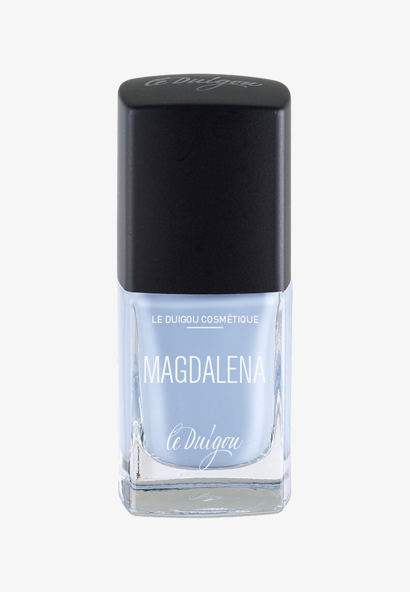 Hellblauer Nagellack in einer transparenten Glasflasche, quadratische Form mit einem schwarzen Deckel. Auf dem Etikett steht "MAGDALENA" in weißem Text.