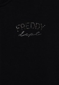 T-shirt en coton noir avec un logo en texte "FREDDY" en strass argentés, doté d'un col rond et de manches courtes.