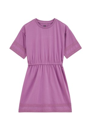 Vestido corto de manga corta color púrpura con cintura elástica y detalles de encaje en las mangas y el dobladillo, con un escote redondo.