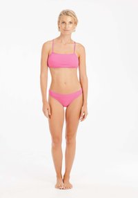 Ružový dvojdielny bikini, ktorý obsahuje textúrovaný bralet s tenkými ramienkami a zodpovedajúce spodné nohavičky s nízkym pásom. Hladká látka, minimalistický dizajn.