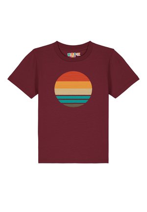 T-shirt bordeaux avec un graphisme rond comportant des rayures horizontales en orange, marron, beige et bleu canard. Manches courtes et col ras du cou.