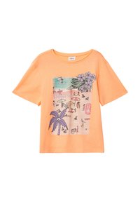 Korte mouwen oranje katoenen t-shirt met een kleurrijke strandthema-afbeelding van een palmboom, bloemen en mensen die zich bezig houden met activiteiten.