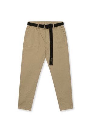 Beige katoenen broek met een zwarte riem, elastische tailleband, twee voorzakken en een logo accent aan de linkerkant.