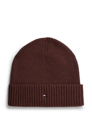 Ciemnobrązowa dzianinowa czapka beanie z podwiniętym prążkowanym mankietem i małym prostokątnym logo w kolorach czerwonym, białym i niebieskim na środku przodu.