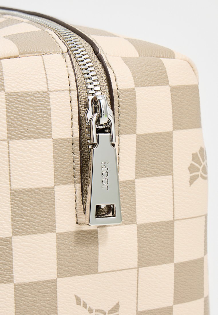 Nahaufnahme einer beigefarbenen und taupefarbigen Schachbrett-Lederhandtasche mit einem silbernen Reißverschlusszug, der mit "JOOP!" graviert ist.