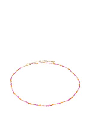 Collier délicat à perles avec de petites perles roses, orange et dorées, doté d'un fermoir en or et d'une chaîne réglable sur fond blanc.