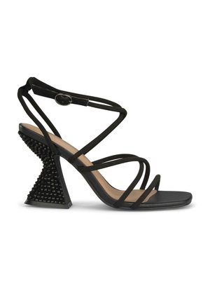 Sandale noire à lanières avec un talon en forme de cône texturé agrémenté de clous. Design à bout ouvert élégant et bride de cheville ajustable.