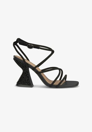 Zwarte sandalen met bandjes, voorzien van een textuur cone-vormige hak met studs. Strakke open teen ontwerp en verstelbare enkelriem.