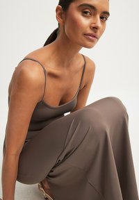 NA-KD Dolga obleka - brown