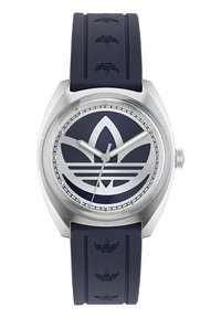 Montre à bracelet en caoutchouc bleu marine avec un boîtier en acier inoxydable poli. Grand cadran rond avec un motif de logo ton sur ton et des index en argent.