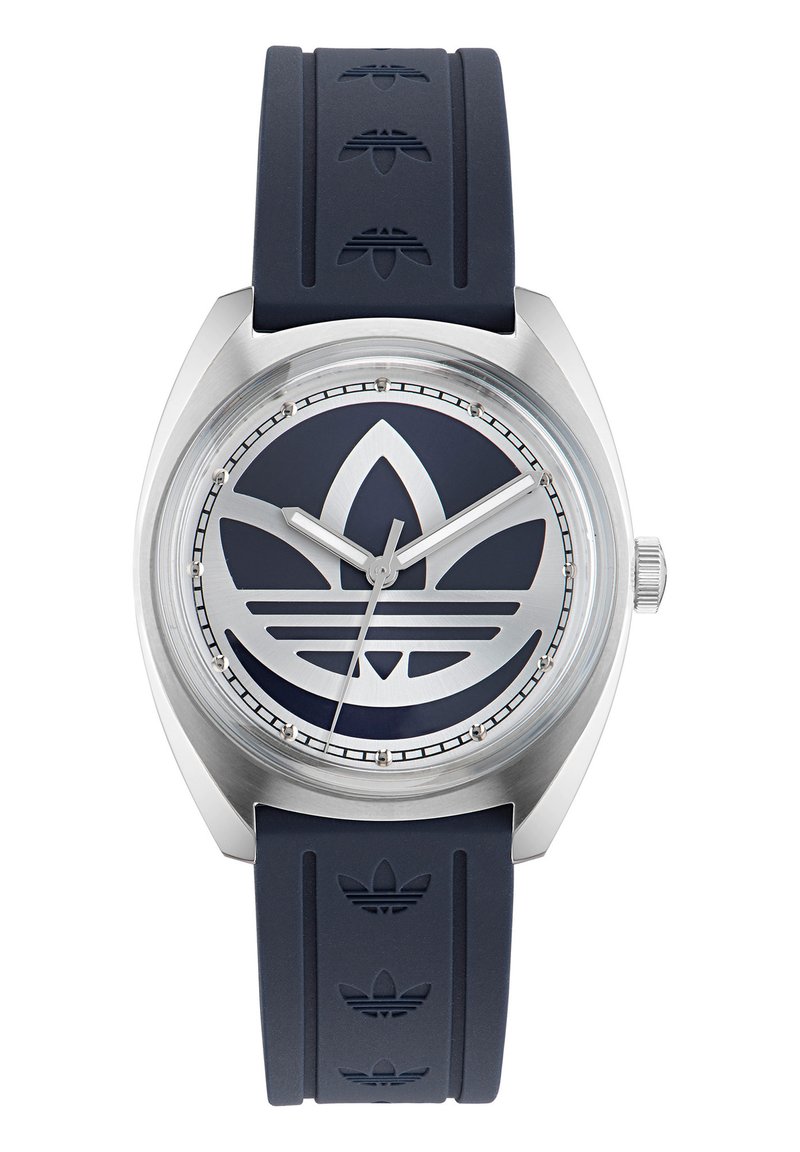 Montre à bracelet en caoutchouc bleu marine avec un boîtier en acier inoxydable poli. Grand cadran rond avec un motif de logo ton sur ton et des index en argent.