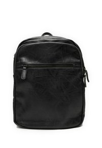 Mochila de cuero negro con un acabado texturizado, que cuenta con un bolsillo delantero con cremallera, parte superior redondeada y correas de hombro ajustables.