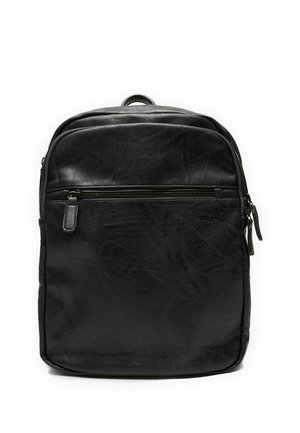 Mochila de cuero negro con un acabado texturizado, que cuenta con un bolsillo delantero con cremallera, parte superior redondeada y correas de hombro ajustables.