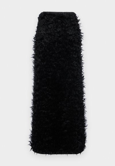 Couverture en fausse fourrure noire avec une texture duveteuse, de forme rectangulaire et en fibres douces, présentant une couleur unie sans motifs ni accents.