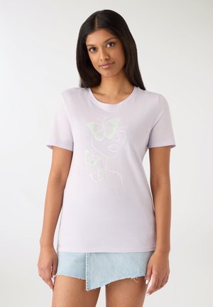 Jasnofioletowa koszulka z krótkim rękawem i okrągłym dekoltem, z białym konturem twarzy oraz trzema zielonymi motylami w formie ilustracji.