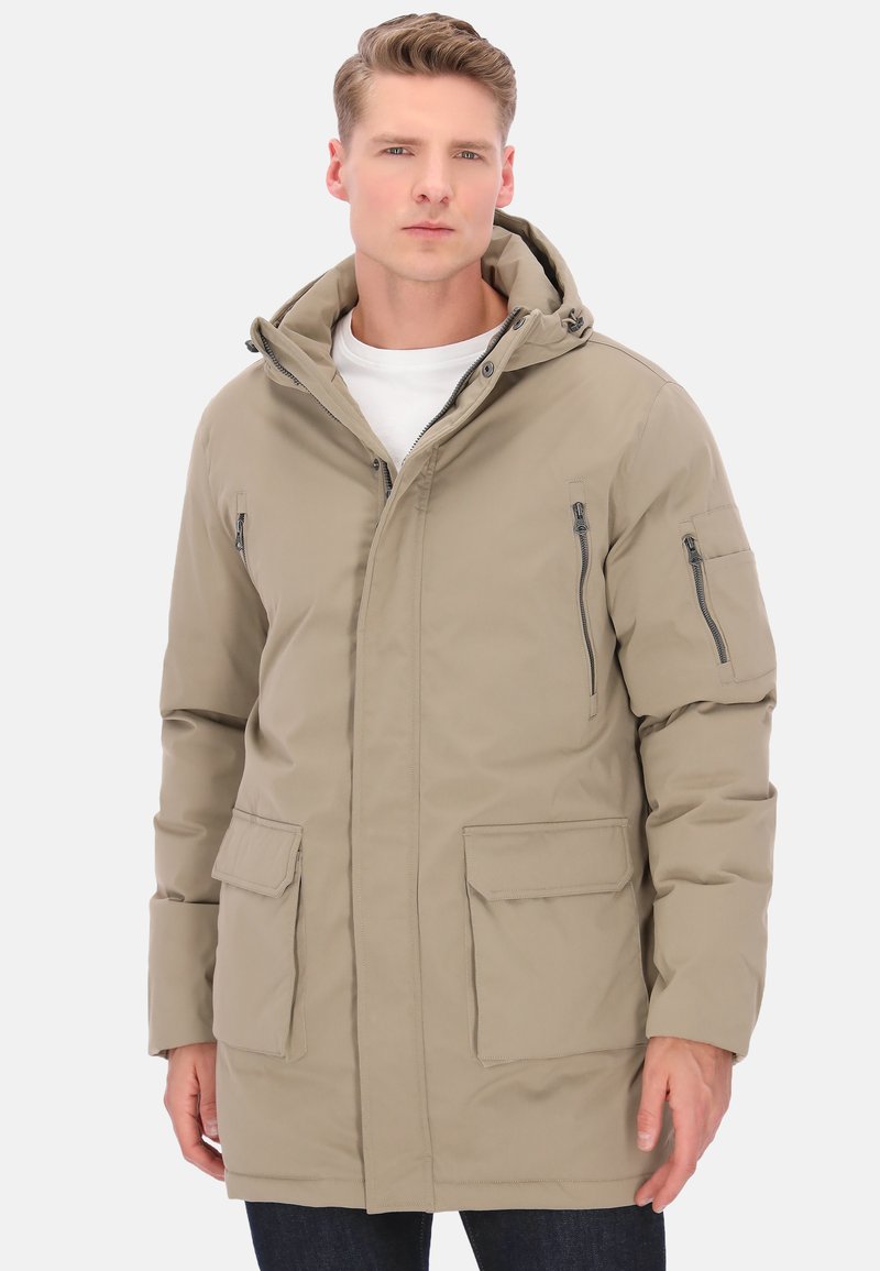 Parka beige con cappuccio, con due tasche anteriori con patta e due tasche sul petto con cerniera, realizzata in materiale liscio e resistente all'acqua.