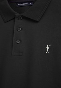 Polo a maniche corte Black Polo Club con tre bottoni e logo ricamato di un golfista bianco sul petto.