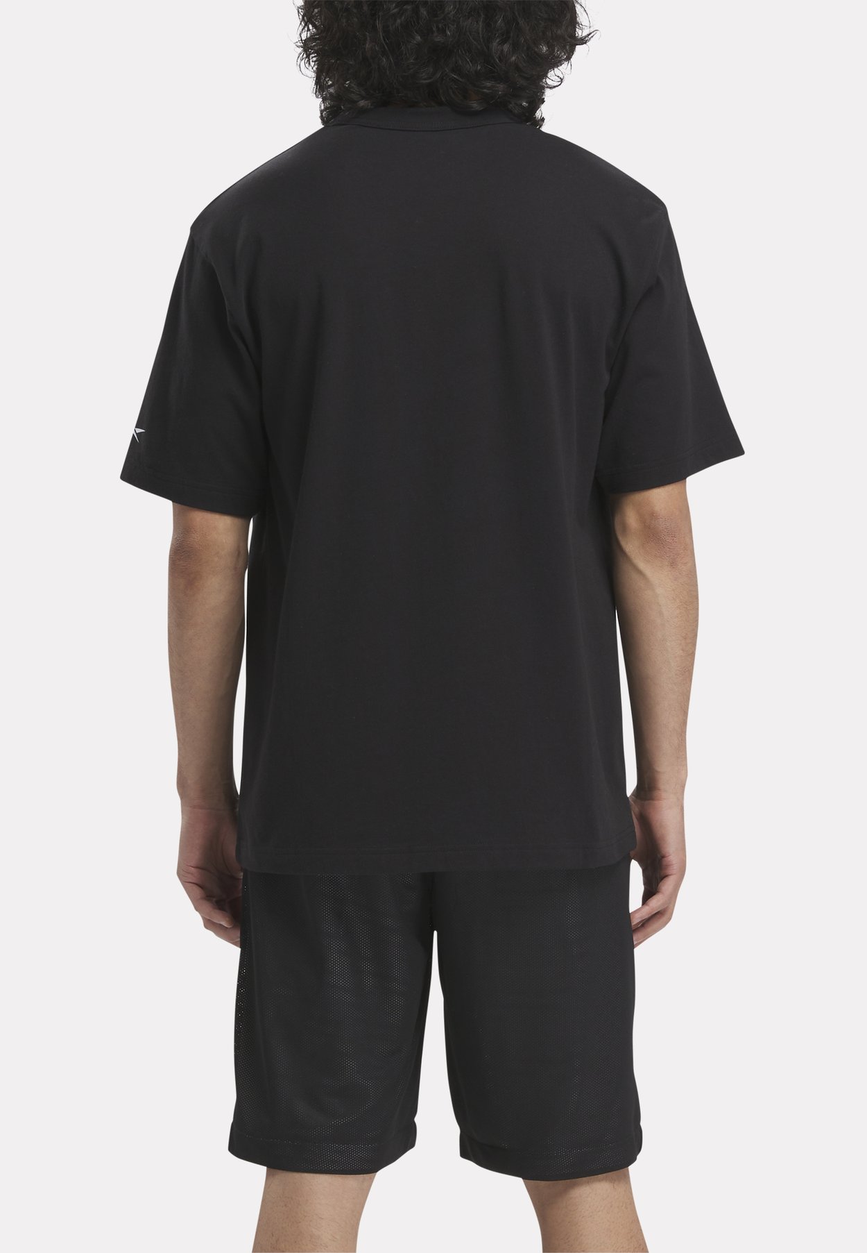 GRAPHIC SHORT SLEEVE BASKETBALL PUMP