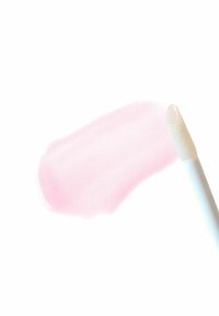 Lśniący aplikator błyszczyku do ust z przezroczystym różowym próbnikiem produktu. Aplikator ma biały uchwyt i miękki, zaokrąglony koniec.