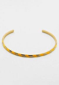 Bracciale in oro con un design torcido, che presenta sezioni alternate gialle e metalliche; finitura liscia e forma aperta.