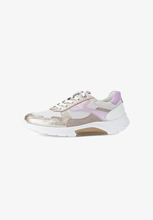 Sneakers met witte, gouden en lavendelkleurige materialen. Het ontwerp bevat mesh en metallic accenten met een dikke witte zool voor ondersteuning.