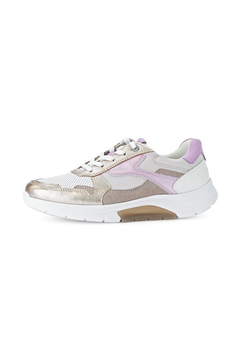 Sneaker aus weißen, goldenen und lavendelfarbenen Materialien. Das Design umfasst Netzgewebe und metallic Akzente sowie eine dicke weiße Sohle zur Unterstützung.