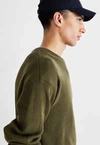 GAP OVERSIZED PLAITED CREW - Strickpullover - olive green