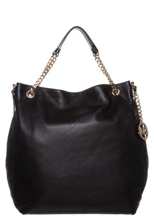 Schwarze Lederhandtasche mit goldener Kettenriemen und rundem goldfarbenem Logoanhänger auf weißem Hintergrund.