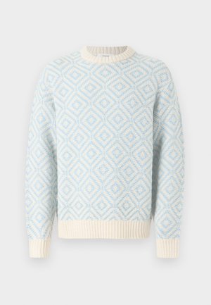 Lys blå og cremefarvet diamantmønstrede strikket trøje med ribbede manchetter, kant og rund halsudskæring, vist på hvid baggrund.
