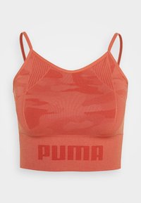 Koralfarvet sports-bh med justerbare stropper, mesh-paneler, camouflage-mønster og en iøjnefaldende "PUMA"-logo i en matchende farve ved bunden.