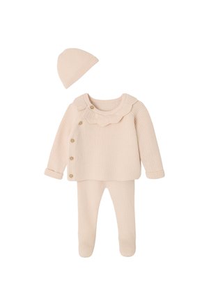 Cremfarbener gerippter Strick-Babysatz mit langärmligem Oberteil mit seitlichen Knöpfen, passenden Fußhosen und einer Mütze.