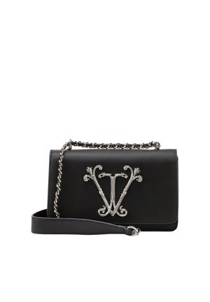 Zwarte rechthoekige leren handtas met zilveren sierlijk "V" logo aan de voorkant en een zilveren kettingriem met lederen schouderkussen.