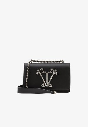 Schwarze rechteckige Lederhandtasche mit silbernem, verziertem „V“-Logo auf der Vorderseite und einem silbernen Kettenriemen mit Leder-Schulterpolster.